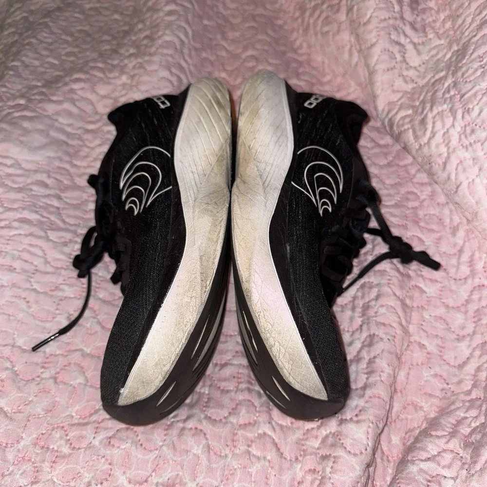 Topo Athletic Atmos Sneaker Women Size 9 Black White ZipFoam Lightweight Running